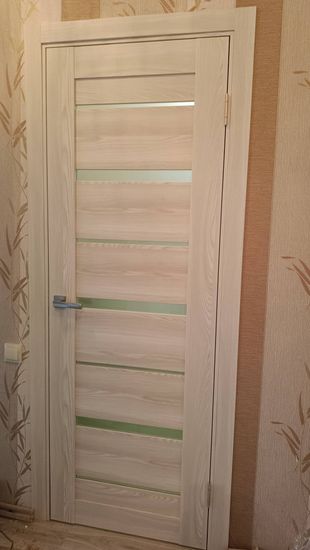 Изделие установлено, закреплены петли, вставлена ручка, отрегулированы направляющие, проверена плавность движения, обеспечена надежная фиксация, завершена отделка проема.