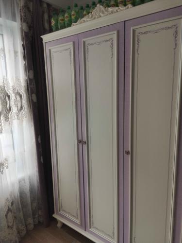 Отремонтирована дверца шкафа: заменены петли, укреплены крепления, устранены сколы, восстановлено покрытие, обновлены ручки. Дверь снова функционирует безупречно.