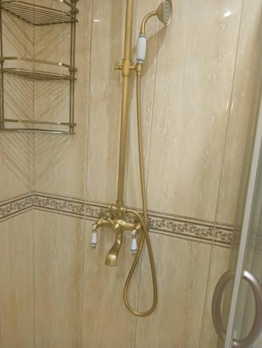 Установлено оборудование для душа, включая крепление и подключение к водопроводу. Завершен монтаж смесителя и душевой лейки, обеспечена герметичность соединений.