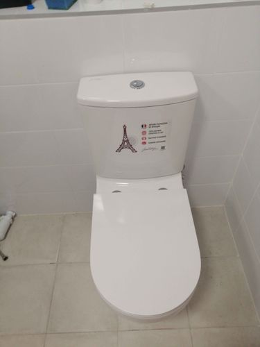 Установлено новое сантехническое оборудование, подключены коммуникации, проверена герметичность соединений, выполнена укладка плитки, обеспечена функциональность системы слива.