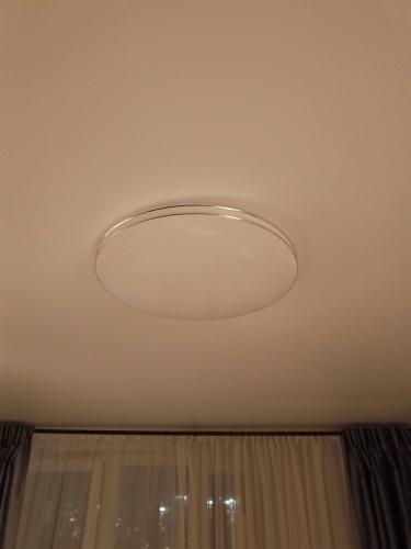 Установлен потолочный светильник: закреплён на поверхности, подключён к электросети, проверена работа, обеспечено равномерное освещение. Завершён монтаж, проверена безопасность и функциональность.