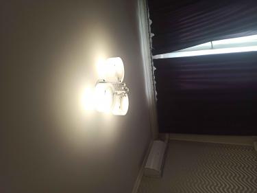 Установлено новое осветительное устройство на потолке, подключено к электросети, проверена работоспособность. Завершено оформление интерьера, обеспечено равномерное освещение помещения.