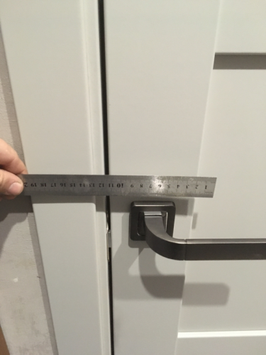 Изделие установлено, направляющие закреплены, створки подвешены, ручка прикручена, проверена плавность движения, зазоры выровнены, конструкция функционирует корректно.