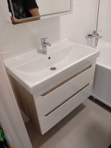 Установлен новый кран на раковину, подключены все коммуникации, проверена герметичность соединений, обеспечена функциональность и эстетичный вид сантехнического оборудования.