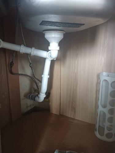 Заменены старые трубы под раковиной, установлены новые соединения, герметизация выполнена, устранены протечки, обеспечена надежная работа системы.
