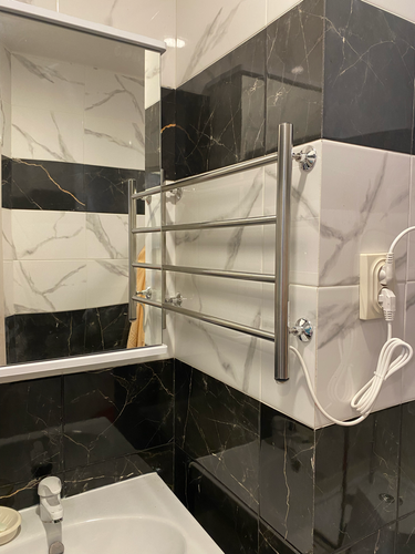 Установлено устройство для сушки полотенец, закреплено на стене, подключено к электросети, проверена работоспособность, обеспечена безопасность использования, завершены монтажные работы.