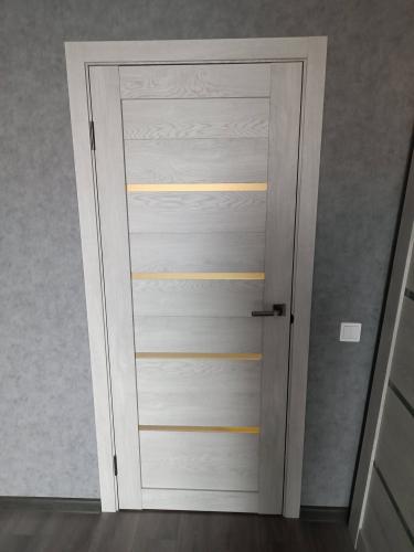 Установлено новое дверное полотно, произведена регулировка петель, заменена фурнитура, обеспечена плавная работа конструкции, улучшен внешний вид интерьера.