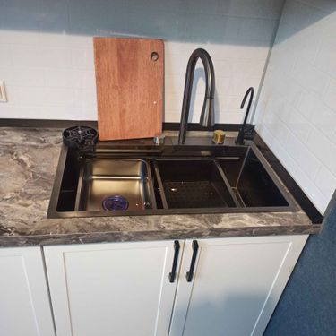 Проведена установка нового крана на кухне, заменены старые элементы, обеспечена герметичность соединений, проверена работоспособность системы, устранены протечки, восстановлена подача воды.