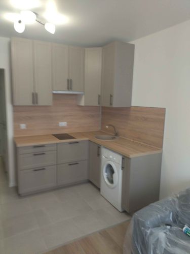 Выполнен точный раскрой кухонной поверхности, установлены варочная панель и мойка, обеспечена идеальная подгонка под шкафы, завершена сборка с учетом всех углов и стыков.