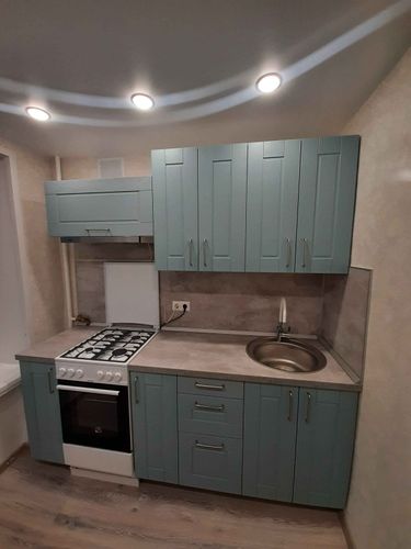 Выполнен точный раскрой поверхности для установки плиты и раковины, обеспечена идеальная подгонка к кухонным шкафам, учтены все размеры и углы, завершена финишная обработка краев.