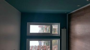 Стены комнаты покрыты равномерным слоем свежей краски, создавая стильный и современный вид. Цвет гармонирует с интерьером, придавая помещению уют и завершенность.