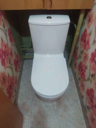 Установлен напольный унитаз, подключены коммуникации, проверена герметичность соединений, произведена регулировка бачка, выполнена чистовая отделка, обеспечена функциональность.