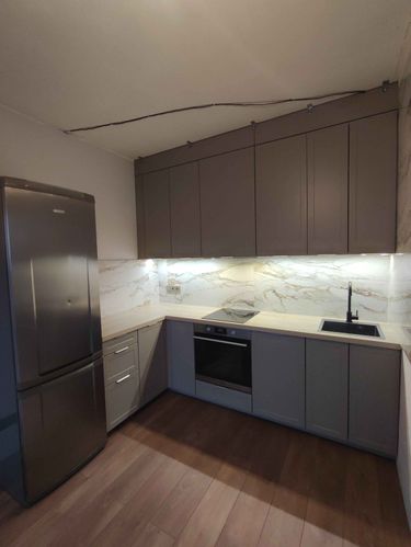 Установлены шкафы, закреплена столешница, подключена техника, смонтирована мойка, подключены коммуникации, выполнена отделка стен, обеспечена функциональность и эстетика.