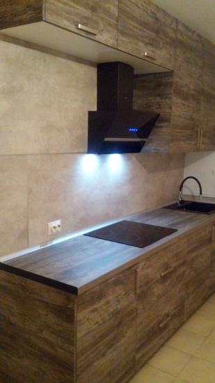 Обработана поверхность для кухни: выполнены точные вырезы под варочную панель и мойку, обеспечена идеальная подгонка к стенам, установлены все необходимые элементы для завершения.