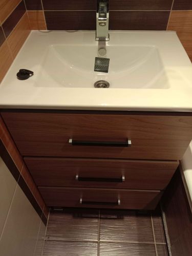 Установлена раковина: подключены трубы, закреплен смеситель, герметизация швов, проверка на утечки, монтаж сифона, подключение к водопроводу, тестирование работоспособности.