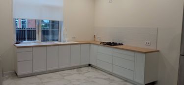 Проведена установка устройства для переработки остатков пищи под раковиной, подключение к водопроводу и электричеству, проверка работы, настройка системы.