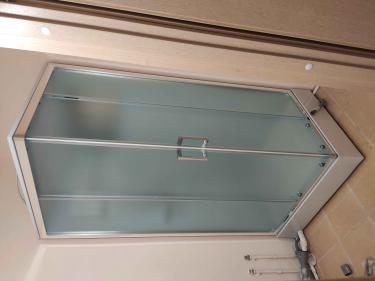 Установлена современная душевая конструкция с гидромассажной функцией. Подключены все коммуникации, герметично закреплены стеклянные панели, проверена работоспособность системы.