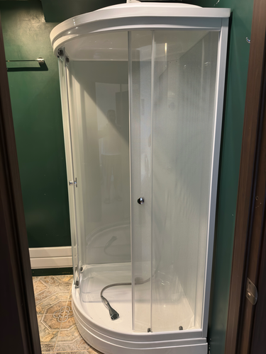 Установлена современная душевая конструкция с гидромассажем: подключены коммуникации, закреплены панели, проверена герметичность, смонтированы двери, настроены форсунки, подключено освещение.