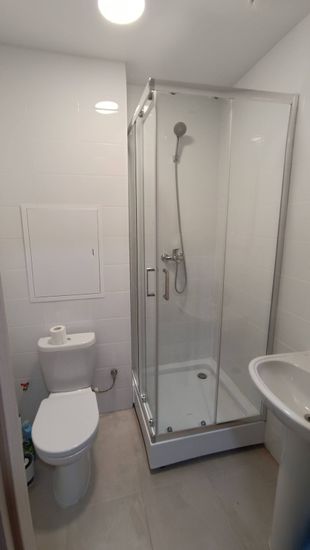 Ванная комната: установлена стеклянная кабина, закреплены двери, подключен душевой шланг, герметизация швов, проверена работа сливного отверстия, обеспечена надежная фиксация конструкции.