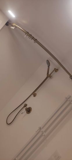 Установлено новое сантехническое оборудование в ванной. Проведены работы по демонтажу старого устройства и монтажу нового, подключены водопроводные трубы, проверена герметичность соединений.