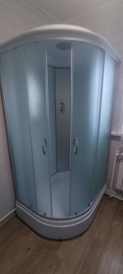 Из ванной комнаты удалена душевая конструкция, аккуратно отсоединены панели, демонтированы двери, отключены коммуникации, освобождено пространство для последующих работ.