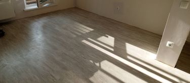 Уложено новое покрытие на полу, старое демонтировано. Поверхность ровная, без дефектов. Углы и стыки аккуратно обработаны, обеспечивая эстетичный вид и долговечность.