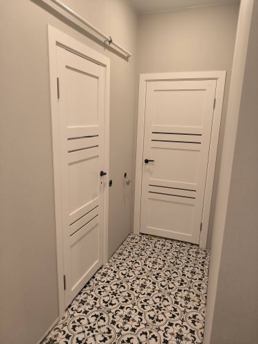 Выполнена установка замка в дверь: произведено точное сверление, закрепление механизма, монтаж ручки, проверка работоспособности, аккуратная подгонка деталей, завершение без повреждений.