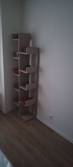 На стене закреплено зеркало. Проведены замеры, просверлены отверстия, установлены крепления. Поверхность очищена, изделие надежно зафиксировано, проверена устойчивость.