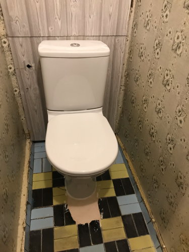 Установлен новый напольный унитаз, подключен к водопроводу и канализации. Проверена герметичность соединений, выполнена фиксация к полу. Работы завершены, сантехника готова к эксплуатации.