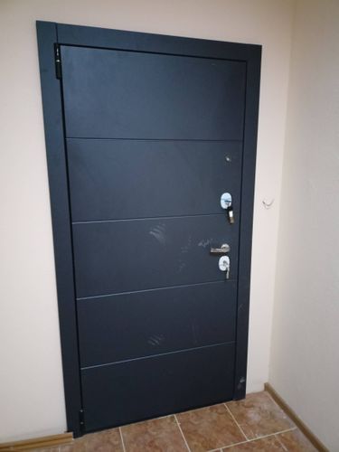 Установлена металлическая конструкция с защитными свойствами, обеспечивающая безопасность. Проведены работы по монтажу, закреплению и проверке функциональности замков и петель.