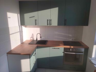 Установлены шкафы, смонтирована столешница, врезана мойка, подключена плита, закреплены ручки. Завершена сборка и установка кухонного гарнитура с учетом всех деталей и элементов.