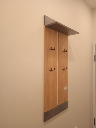 Сборка и установка настенной вешалки