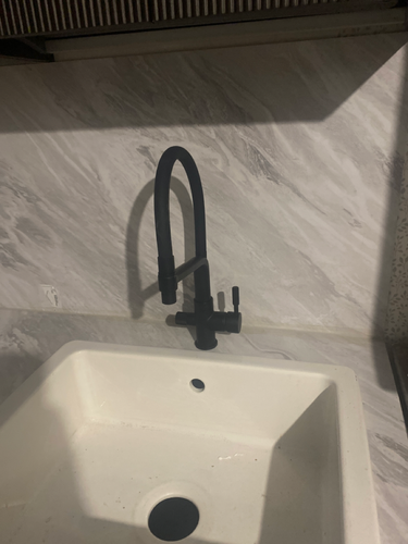 Установлена кухонная мойка с современным смесителем на столешницу из искусственного камня. Завершена сборка и монтаж всех элементов, включая подключение коммуникаций.