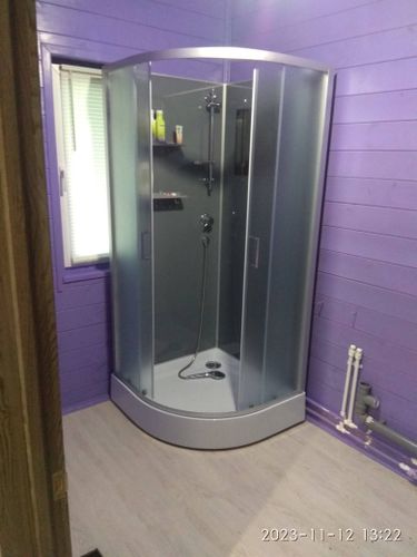 Установлена новая душевая кабина: подключены водопроводные трубы, закреплены стеклянные панели, смонтирован поддон, установлены дверцы, проверена герметичность, подключен смеситель.