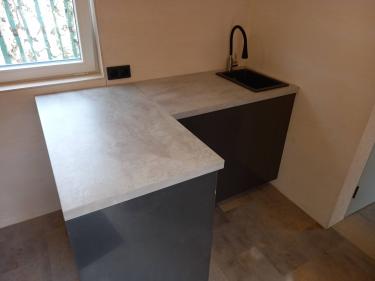 Под раковиной установлен и подключен прибор для измельчения пищевых остатков. Выполнено подключение к водопроводу и электричеству, проверена работоспособность устройства.