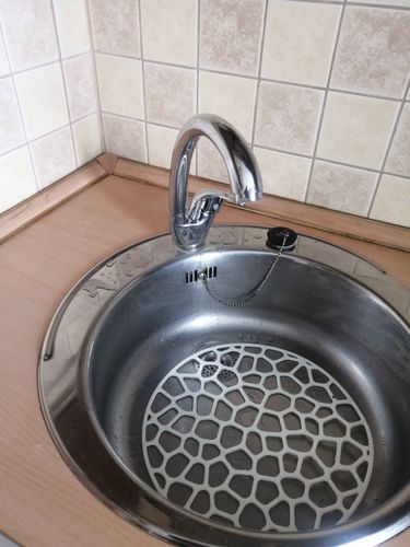 Проведена замена кранбуксы: снят старый элемент, установлен новый, проверена герметичность, восстановлена функциональность. Смеситель работает без протечек, обеспечивая плавное регулирование воды.