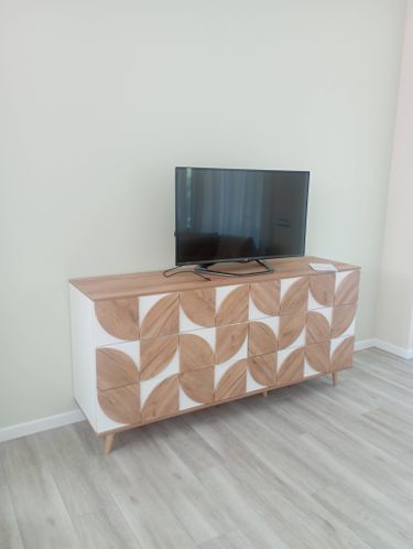 Собран новый предмет мебели с декоративными фасадами и устойчивыми ножками. Установлены дверцы, выровнены поверхности, проверена функциональность ящиков. Завершено оформление интерьера.