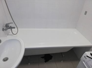 Установлена новая стальная ванна, подключены водопроводные коммуникации, проверена герметичность, отрегулированы опоры, выполнена отделка стыков, обеспечена устойчивость конструкции.