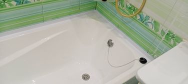 Установлена новая чугунная ванна, подключены слив и перелив, герметично заделаны швы, проверена устойчивость и правильность подключения коммуникаций.