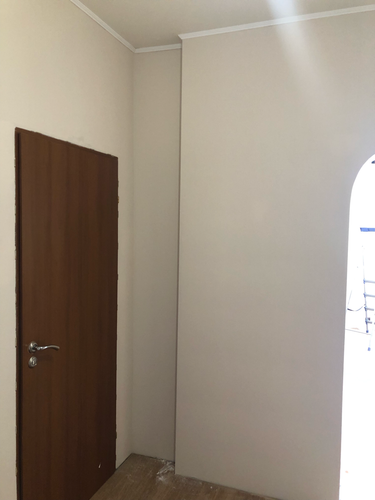 Завершена работа по наклейке обоев: ровные стыки, гладкая поверхность, аккуратные углы, без пузырей. Стены обновлены, создают уютную атмосферу.