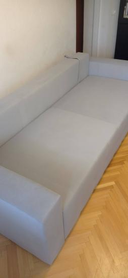 Собран диван: установлены каркас, спинка, подлокотники. Все детали соединены, проверена устойчивость, закреплены крепления. Обивка натянута, поверхность ровная, готов к использованию.