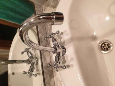 Под раковиной установлены новые гибкие шланги, обеспечивающие надежное соединение с водопроводом. Смеситель теперь функционирует без протечек, обеспечивая стабильный поток воды.