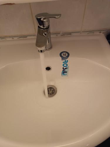 Заменен неисправный вентиль на новый, герметично установленный. Проверена работоспособность системы, устранены протечки, восстановлено нормальное водоснабжение.