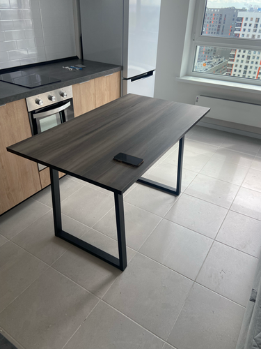 Изображение демонстрирует завершённую работу: зеркало аккуратно закреплено на стене, использованы надёжные крепления, обеспечена безопасность и эстетичность.