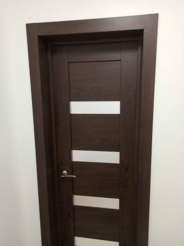 Установлена складная конструкция, закреплены направляющие, отрегулированы петли, проверена плавность движения, обеспечена надежная фиксация, добавлены декоративные элементы.