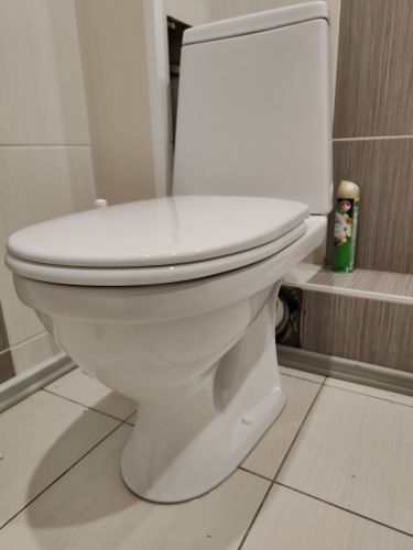 Установлено новое сантехническое оборудование на плиточное покрытие, подключено к водопроводу и канализации, проверена герметичность соединений, закреплено надежно, обеспечена функциональность.