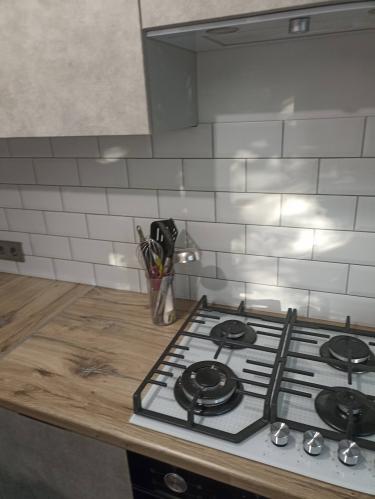 Выполнена установка подрозетника: аккуратно вырезано отверстие в стене, закреплена коробка, подключены провода, обеспечена надежная фиксация и безопасность. Всё готово к использованию.