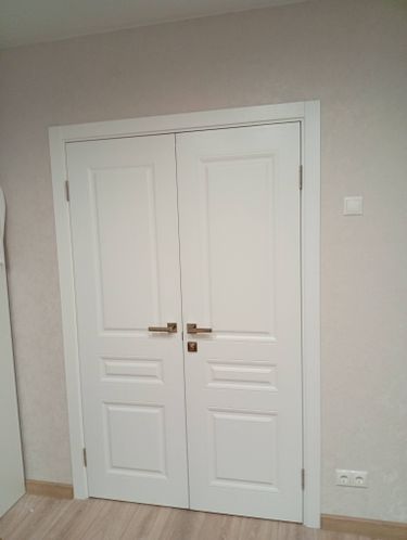 Установка межкомнатной двухстворчатой двери