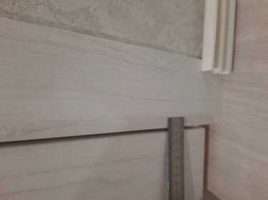 Установлена створка, закреплены петли, врезан замок, отрегулирована фурнитура, проверена плавность хода, зазоры выровнены, наличники зафиксированы, обеспечена герметичность.