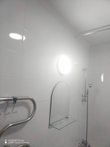 Установлен новый светильник на потолке в ванной комнате. Проведены работы по подключению к электросети, обеспечена надежная фиксация и проверена функциональность освещения.